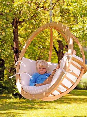 Was gibt es Schöneres, als in einer Hängematte oder einem Hängesessel (hier „Globo Chair“, www.amazonas-online.com) im Baum zu schaukeln?