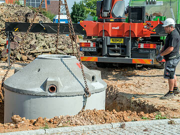 Einbau eines Beton-Regenspeichers: Die fugenlosen Stahlbetonbehälter sind glatt und robust.