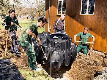 Tanks aus Kunst­stoff lassen sich leicht bewegen. Wird der Garten neu angelegt, kann man über die Nutzung nachdenken.