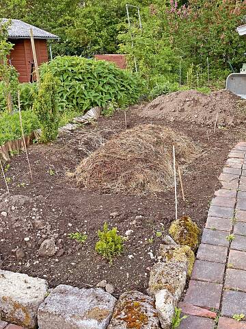 Das Hochbeet besteht aus verschiedenen Schichten. Die unterste Schicht aus Holz(-Geschnetzel) hat eine gute Drainagewirkung. Dann kommt Rasensoden …