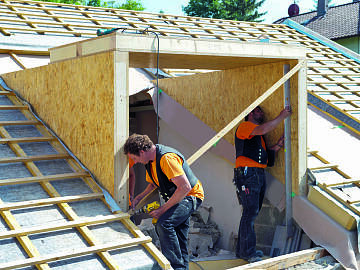 Die Holzrahmenkonstruktion ist außen und innen mit Holzwerkstoffplatte beplankt,, das Gefache ist mit PU (Polyurethan-Hartschaum) gedämmt.