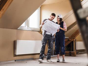 Zu den möglichen Eigenleistungen beim Dachausbau zählen Fliesenlegen, Streichen oder Tapezieren.