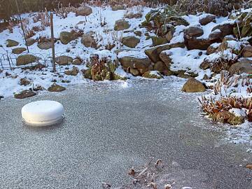 Ein Eisfreihalter sorgt dafür, dass Faulgase auch bei Frost aus dem Teichwasser entweichen können.