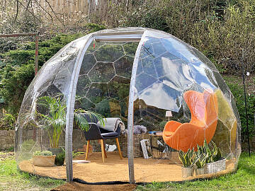 Solch ein Garteniglu kann man als Spielraum oder Sitzplatz nutzen. Es lässt sich schnell und ohne Baugenehmigung aufbauen (Hypedome).