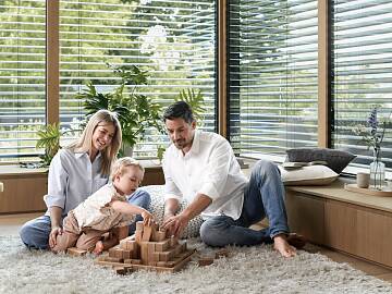 sommerlicher Hitzeschutz Fenster Jalousien oder Rollläden helfen die direkte Sonneneinstrahlung zu reduzieren.