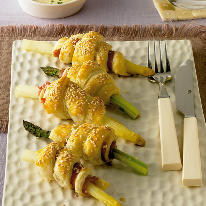 Spargel-Blätterteig-Röllchen mit Schnittlauch-Chili-Sauce