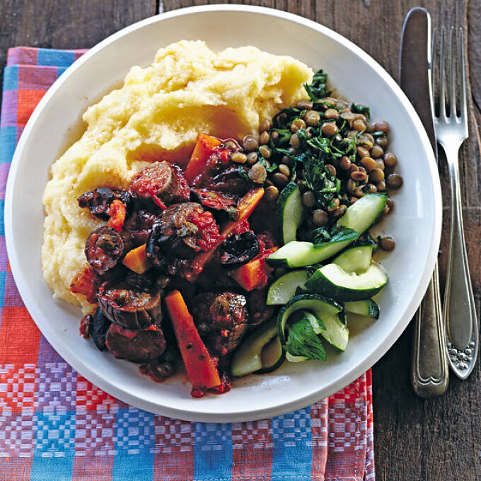 Auberginenragout mit Polenta und Linsensalat