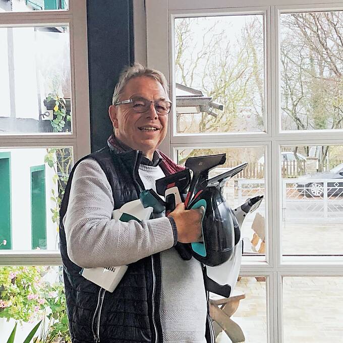 Alle Hände voll zu tun: Manfred Eckermeier testet Fenster­sauger.