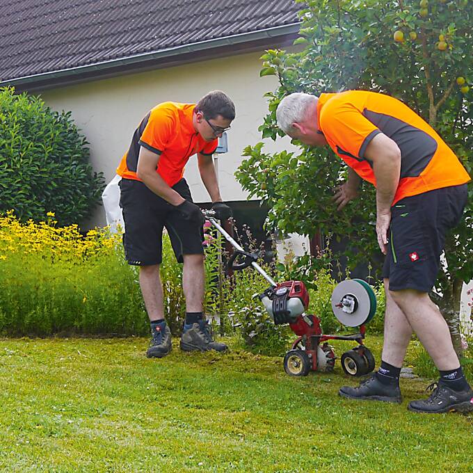 Der Begrenzungsdraht wird verlegt. Manchmal ist es jedoch sinnvoll, ein Hindernis nicht einzugrenzen. Der Roboter sucht sich dann seinen Weg über die Anstoßsensoren und navigiert in engen Passagen auch noch gut.