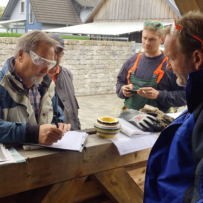 Unsere Tester bei der Auswertung der Ergebnisse vor Ort.