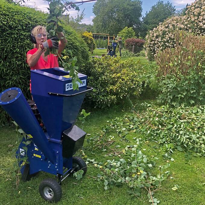 In kürzester Zeit aus lästigen Schnitt-Abfällen wertvoller Mulch oder Kompost herstellen.