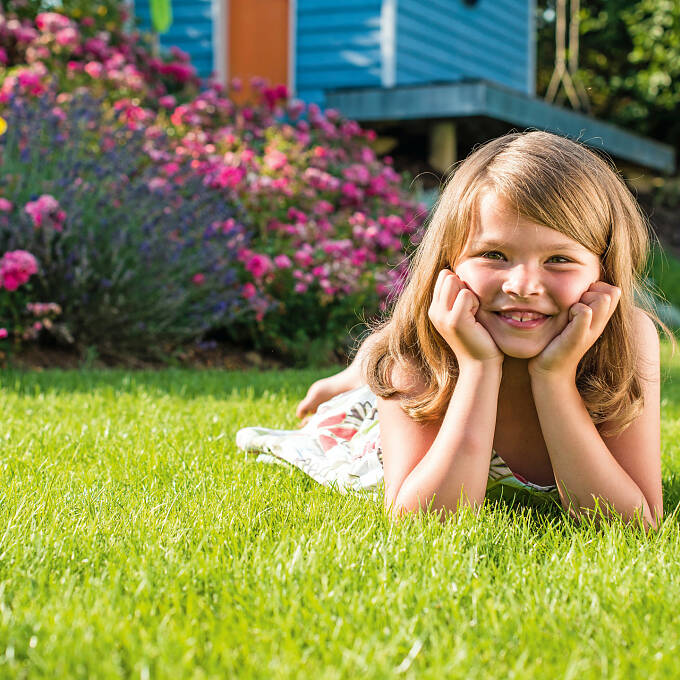 Jetzt mit der Pflege starten: Damit der Rasen im Sommer eine gute Figur macht.