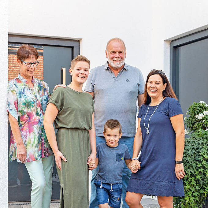 Unter einem großen Dach: Die Baufamilie fühlt sich in ihrem Mehrgenerationenhaus wohl.