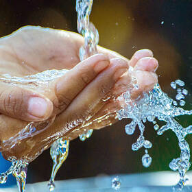 Rund 55 Liter Trinkwasser lassen sich pro Person und Tag durch Regenwasser ersetzen.