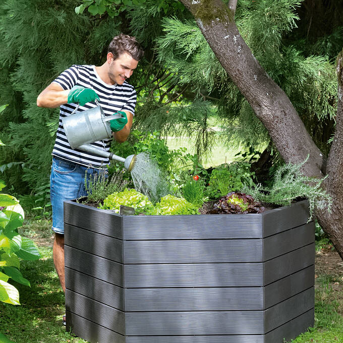 Dieses sechseckige Hochbeet besteht aus recyceltem Kunststoff und lässt sich ganz einfach zusammenstecken (Garantia über Gärtner Pötschke).