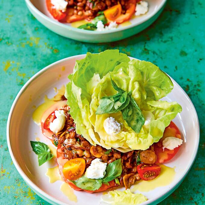 Linsen in Kombination mit Tomaten und weiteren Zutaten ergeben einen köstlichen Salat.