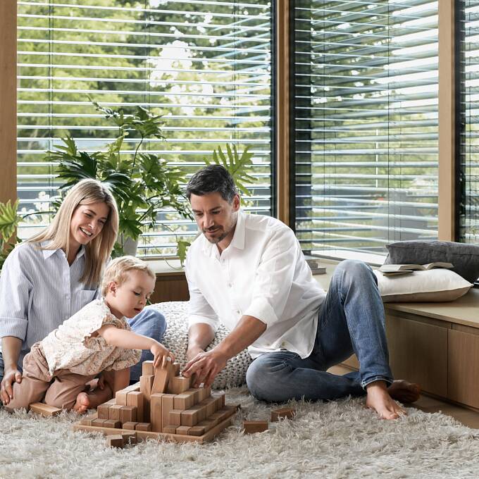 sommerlicher Hitzeschutz Fenster Jalousien oder Rollläden helfen die direkte Sonneneinstrahlung zu reduzieren.