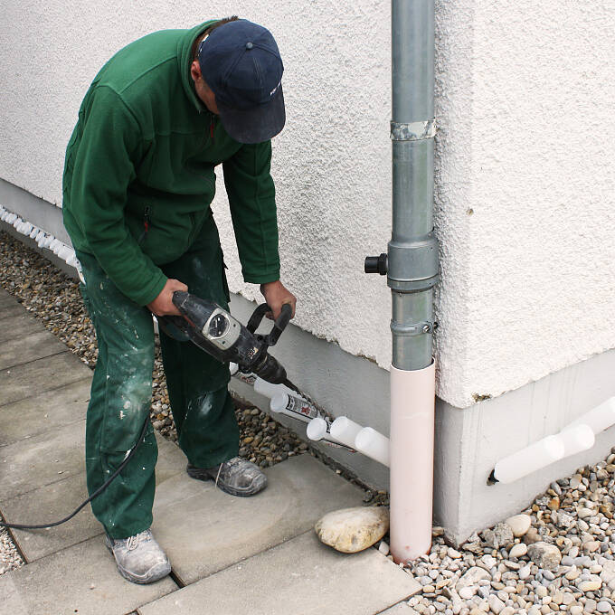 Wie beim Zahnarzt, nur andersrum: Erst wird gebohrt, dann kommt die Spritze.